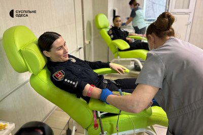 Патрульні Одеси стали донорами: як поліція допомагає Обласній дитлікарні Патрульні Одеси стали донорами: як поліція допомагає Обласній дитлікарні