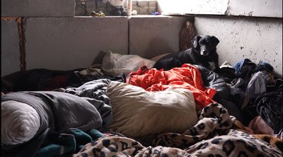У Дніпрі безпритульні живуть у бетонній споруді