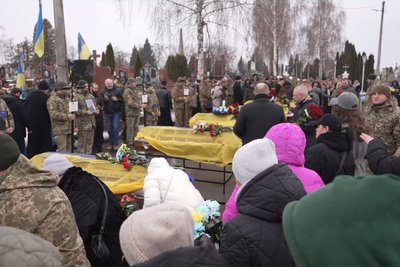 "Тут немає їхніх матерів — ми повинні були прийти": у Чернівцях поховали сімох невпізнаних бійців "Тут немає їхніх матерів — ми повинні були прийти": у Чернівцях поховали сімох невпізнаних бійців