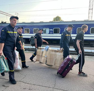 У Бердичеві на Житомирщині зустріли черговий потяг з евакуйованими жителями Донеччини У Бердичеві на Житомирщині зустріли черговий потяг з евакуйованими жителями Донеччини