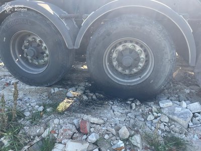 У селі біля Луцька вантажівка зачепила лінію електропередач. Водій загинув У селі біля Луцька вантажівка зачепила лінію електропередач. Водій загинув