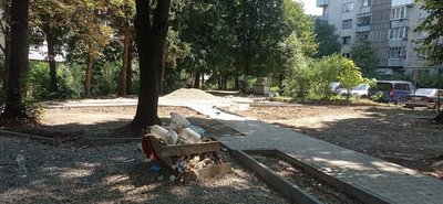 Дитячий майданчик у Чернівцях стоїть недобудованим: що каже підрядник