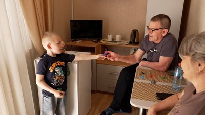 Повернення додому: звільнений з полону Григорій Філяк уперше за три роки обійняв онука Повернення додому: звільнений з полону Григорій Філяк уперше за три роки обійняв онука