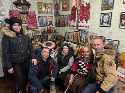 "Буває й цілу ніч в’яжу": понад 10 років родина із Полтавщини допомагає військовим "Буває й цілу ніч в’яжу": понад 10 років родина із Полтавщини допомагає військовим