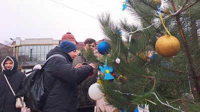 "Кіровоградщина серцем з вами": у Кропивницькому встановили й прикрасили 12 сосен до новорічно-різдвяних свят "Кіровоградщина серцем з вами": у Кропивницькому встановили й прикрасили 12 сосен до новорічно-різдвяних свят