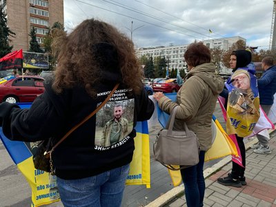 "Маємо надію, що нас почують": у Черкасах відбулася акція на підтримку зниклих безвісти та полонених "Маємо надію, що нас почують": у Черкасах відбулася акція на підтримку зниклих безвісти та полонених