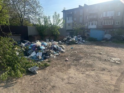 Охтирчани скаржаться на переповнені сміттєві майданчики: як це пояснють у підприємстві Охтирчани скаржаться на переповнені сміттєві майданчики: як це пояснють у підприємстві