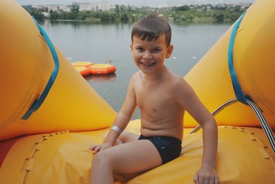 Діти на пляжі у Харкові катаються на гірці Діти на пляжі у Харкові катаються на гірці