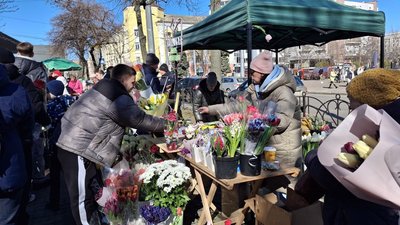 Тюльпани, троянди, нарциси: як у Черкасах працює квітковий ярмарок