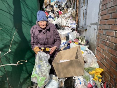 "Запах є, щури бігають": у Полтаві жінка знову назбирала гору сміття заввишки з будинок "Запах є, щури бігають": у Полтаві жінка знову назбирала гору сміття заввишки з будинок