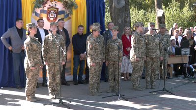 Вперше за 25 років дівчата пройшли посвяту в Острозькому військовому ліцеї. Як це відбувалося Вперше за 25 років дівчата пройшли посвяту в Острозькому військовому ліцеї. Як це відбувалося
