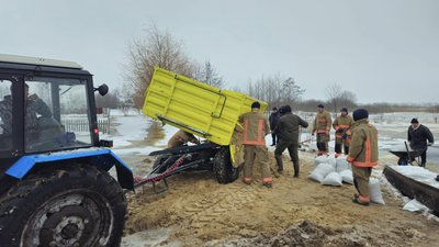 Можливе підтоплення: у прирічковому селі на Волині облаштували дамби з мішків із піском Можливе підтоплення: у прирічковому селі на Волині облаштували дамби з мішків із піском