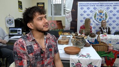 Танцювали та кусали калиту: у Черкаському університеті провели Андріївські вечорниці Танцювали та кусали калиту: у Черкаському університеті провели Андріївські вечорниці