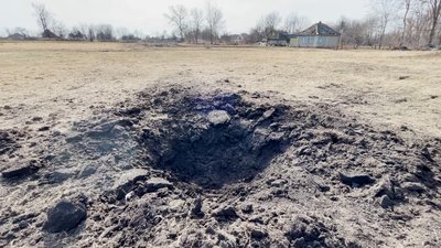 Пошкоджені дахи, вибиті шибки, тріснуті стіни: наслідки падіння "шахеда" у селі на Чернігівщині Пошкоджені дахи, вибиті шибки, тріснуті стіни: наслідки падіння "шахеда" у селі на Чернігівщині