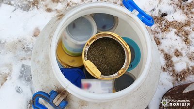 На Чернігівщині поліцейські вилучили у чоловіка 5 кілограмів наркотиків На Чернігівщині поліцейські вилучили у чоловіка 5 кілограмів наркотиків