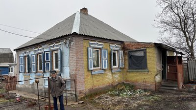 Пошкоджена обстрілами хата у Леб'яжому Пошкоджена обстрілами хата у Леб'яжому