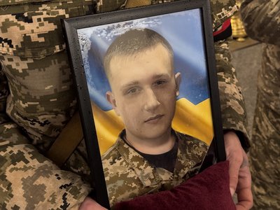 У Полтаві попрощались з лейтенантом Іваном Катченком, який обороняв Україну