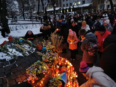 З лампадками, колосками та квітами: житомиряни прийшли вшанувати пам'ять жертв голодоморів З лампадками, колосками та квітами: житомиряни прийшли вшанувати пам'ять жертв голодоморів