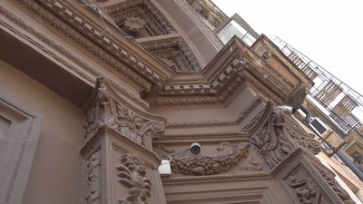 Під’їзд, якого не стало. Як у Запоріжжі відновлюється будинок на Соборному