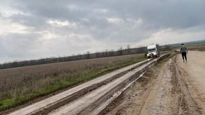 Волонтери у супроводі військових доставили гуманітарну допомогу до деокупованого села на Миколаївщині Волонтери у супроводі військових доставили гуманітарну допомогу до деокупованого села на Миколаївщині