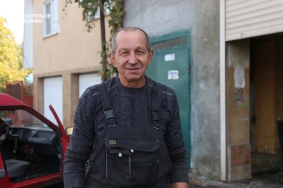 Власник автомайстерні на вулиці Рибальській Віктор Андрієнко. У день зливи в Одесі 30 вересня він на своєму човні вивіз з повені декількох людей, чиї автівки почало топити на вулицях. Одеса, 30 жовтня 2025 року Власник автомайстерні на вулиці Рибальській Віктор Андрієнко. У день зливи в Одесі 30 вересня він на своєму човні вивіз з повені декількох людей, чиї автівки почало топити на вулицях. Одеса, 30 жовтня 2025 року