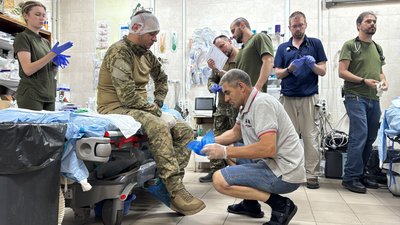 поранені бійці дрони стабілізаційний пункт бойові медики допомога фронт Донецька область поранені бійці дрони стабілізаційний пункт бойові медики допомога фронт Донецька область