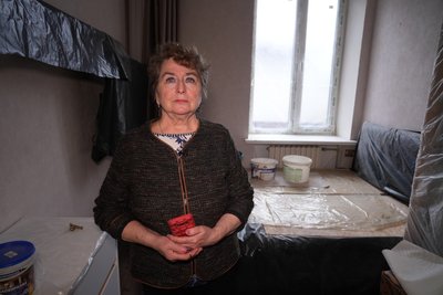 Дірки закривають плівкою. Чому в Дніпрі у пошкоджених через ракетну атаку будинках не можуть відремонтувати покрівлі Дірки закривають плівкою. Чому в Дніпрі у пошкоджених через ракетну атаку будинках не можуть відремонтувати покрівлі