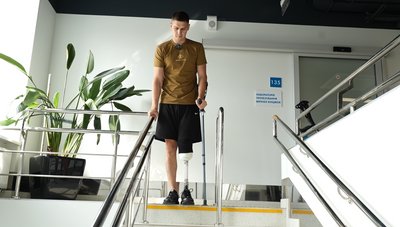 Террі у центрі "Superhumans" Террі у центрі "Superhumans"