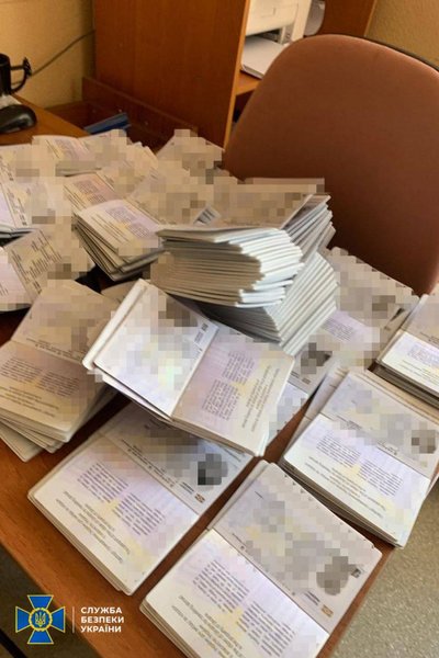 Виготовляли закордонні паспорти за гроші: на Одещині викрили корупційну схему посадовців Міграційної служби — СБУ Виготовляли закордонні паспорти за гроші: на Одещині викрили корупційну схему посадовців Міграційної служби — СБУ