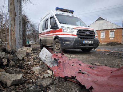 Автівка "швидкої допомоги" в Золочеві після влучання російських безпілотників, Харківська область Автівка "швидкої допомоги" в Золочеві після влучання російських безпілотників, Харківська область