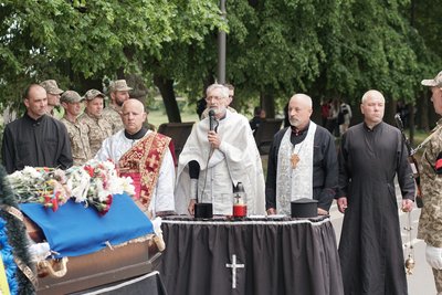 В Ужгороді попрощалися з полеглим захисником Володимиром Тарапатою В Ужгороді попрощалися з полеглим захисником Володимиром Тарапатою