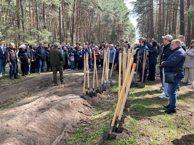 "Ліс Героїв": ветерани та рідні загиблих військових висадили алею дубів поблизу Луцька