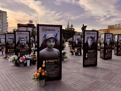 24 портрети загиблих військових встановили в центрі Рівного 24 портрети загиблих військових встановили в центрі Рівного