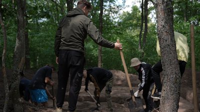 Перстень, намистини, кільця: на Полтавщині під час студентської експедиції знайшли курган часів Русі Перстень, намистини, кільця: на Полтавщині під час студентської експедиції знайшли курган часів Русі