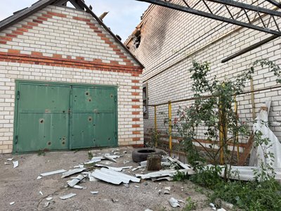 Будинок, який був пошкоджений через удар російської «Молнії» у Золочеві вночі 12 вересня 2026 року