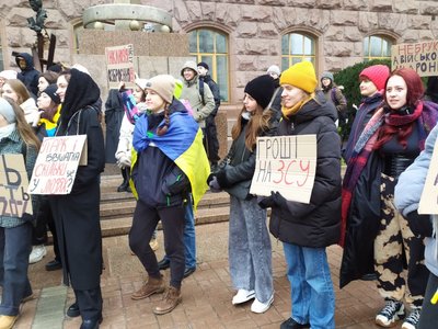 "Бруківка не стріляє!": у центрі Києва влаштували мітинг на підтримку армії