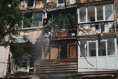 пошкоджена багатоповерхівка пошкоджена багатоповерхівка