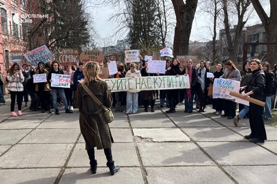 "Навіть плісняві холодно": в Києві студенти НАОМА вимагають відремонтувати гуртожиток "Навіть плісняві холодно": в Києві студенти НАОМА вимагають відремонтувати гуртожиток