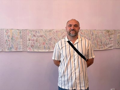 У Житомирі представили семиметровий рушник з автографами українських діячів культури У Житомирі представили семиметровий рушник з автографами українських діячів культури
