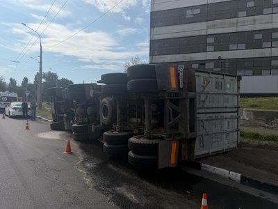 У Харкові перекинулася вантажівка Volvo на дорозі У Харкові перекинулася вантажівка Volvo на дорозі