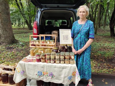 Ярмаркують та медом ласують: у Хмельницькому влаштували ярмарок крафтового виробника "Медова пасіка" Ярмаркують та медом ласують: у Хмельницькому влаштували ярмарок крафтового виробника "Медова пасіка"