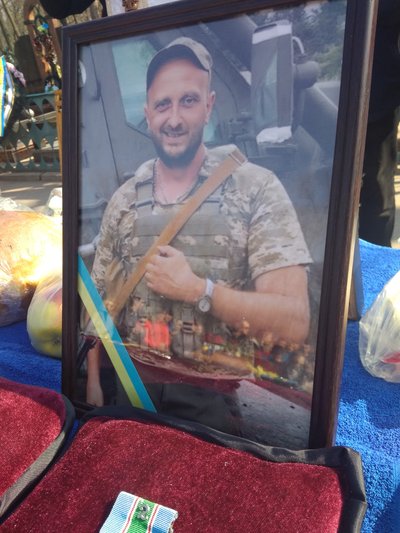 В один день народились, в один день загинули. У Кропивницькому попрощались з братами-військовими В один день народились, в один день загинули. У Кропивницькому попрощались з братами-військовими