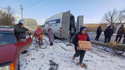 “Без гуманітарки — на пенсію не прожити”. Продукти і воду привезли благодійники до Шахівської громади “Без гуманітарки — на пенсію не прожити”. Продукти і воду привезли благодійники до Шахівської громади