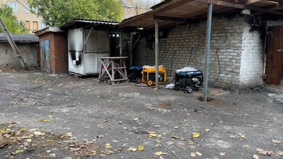 "Сиджу на вулиці, вдома темно — немає світла". Частина Покровська без електрики: коли відновлять та як живуть там люди "Сиджу на вулиці, вдома темно — немає світла". Частина Покровська без електрики: коли відновлять та як живуть там люди