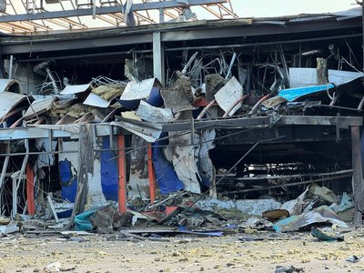 Армія РФ ударила по "Епіцентру" поблизу Кам’янського: є жертви, виникла пожежа. Свідчення очевидців Армія РФ ударила по "Епіцентру" поблизу Кам’янського: є жертви, виникла пожежа. Свідчення очевидців