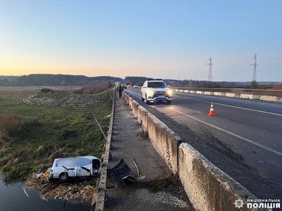 Вантажівка з'їхала з мосту: внаслідок ДТП на Рівненщині травмувався водій Вантажівка з'їхала з мосту: внаслідок ДТП на Рівненщині травмувався водій