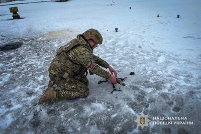 У Сумах вибухотехніки поліції розмінували російський квадрокоптер з кумулятивним зарядом У Сумах вибухотехніки поліції розмінували російський квадрокоптер з кумулятивним зарядом