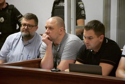 Роман Дудін з адвокатами у залі судового засідання, 31 липня 2023 року Роман Дудін з адвокатами у залі судового засідання, 31 липня 2023 року