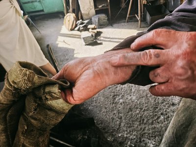 “Хомути — це як бинти на трубу”: історія коваля Житомирводоканалу “Хомути — це як бинти на трубу”: історія коваля Житомирводоканалу