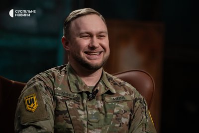 Начальник штабу 1-го корпусу НГУ "Азов" Арсен Дмитрик з позивним "Лемко" під час інтервʼю Суспільному Начальник штабу 1-го корпусу НГУ "Азов" Арсен Дмитрик з позивним "Лемко" під час інтервʼю Суспільному